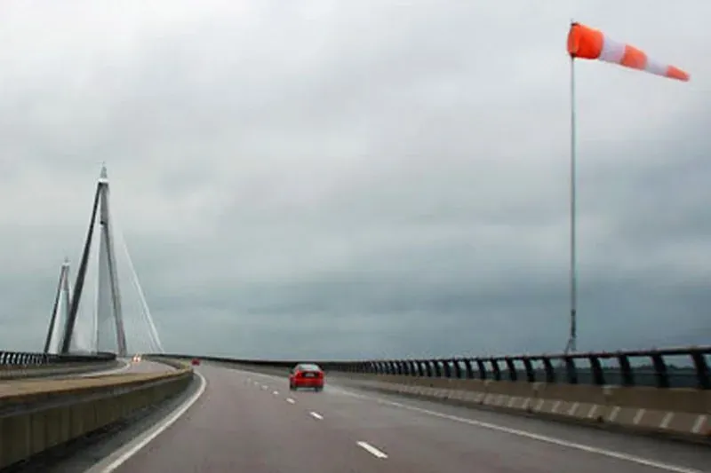 Conducir con viento fuerte: factores a tener en cuenta