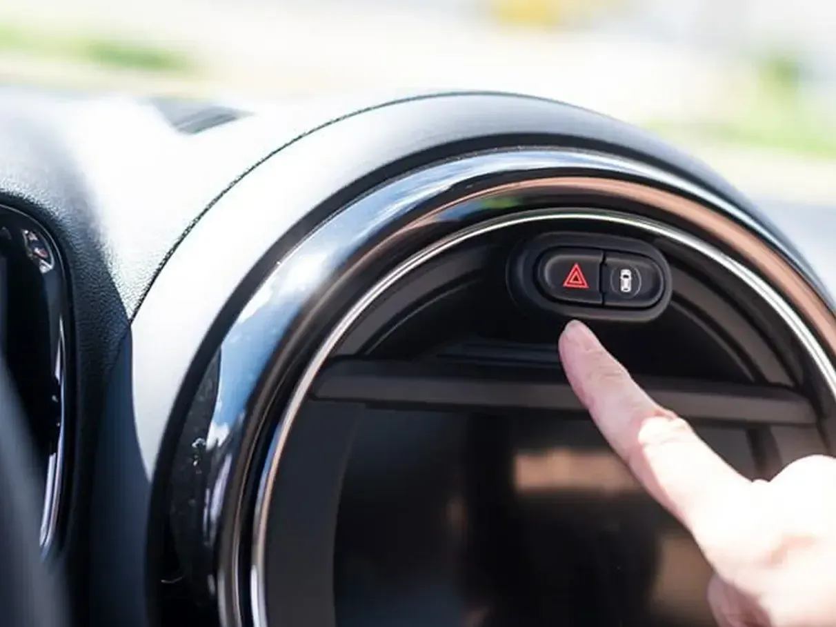 Los warning en el coche, ¿Cuándo hay que usarlos? 🚨