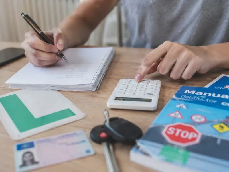 Cuánto cuesta sacarse el carnet de conducir en España 2026