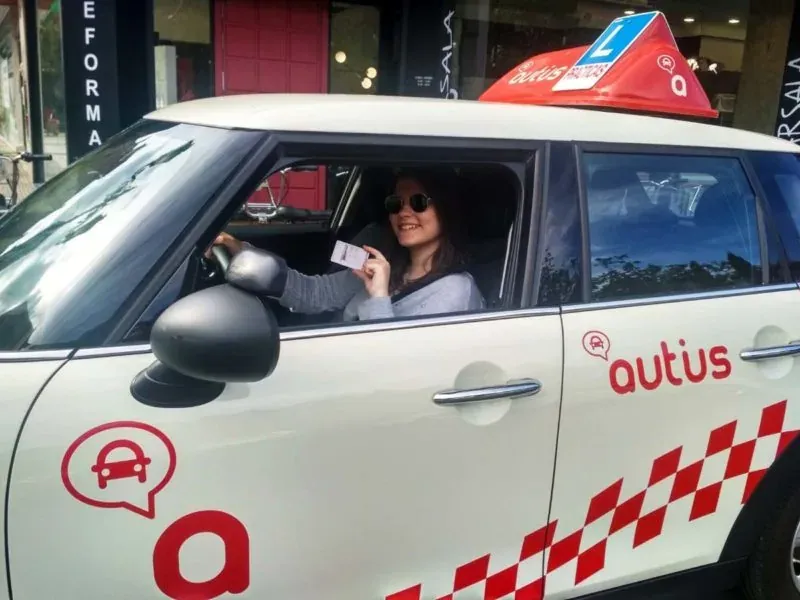 ¿Cuáles son los documentos obligatorios en el coche?