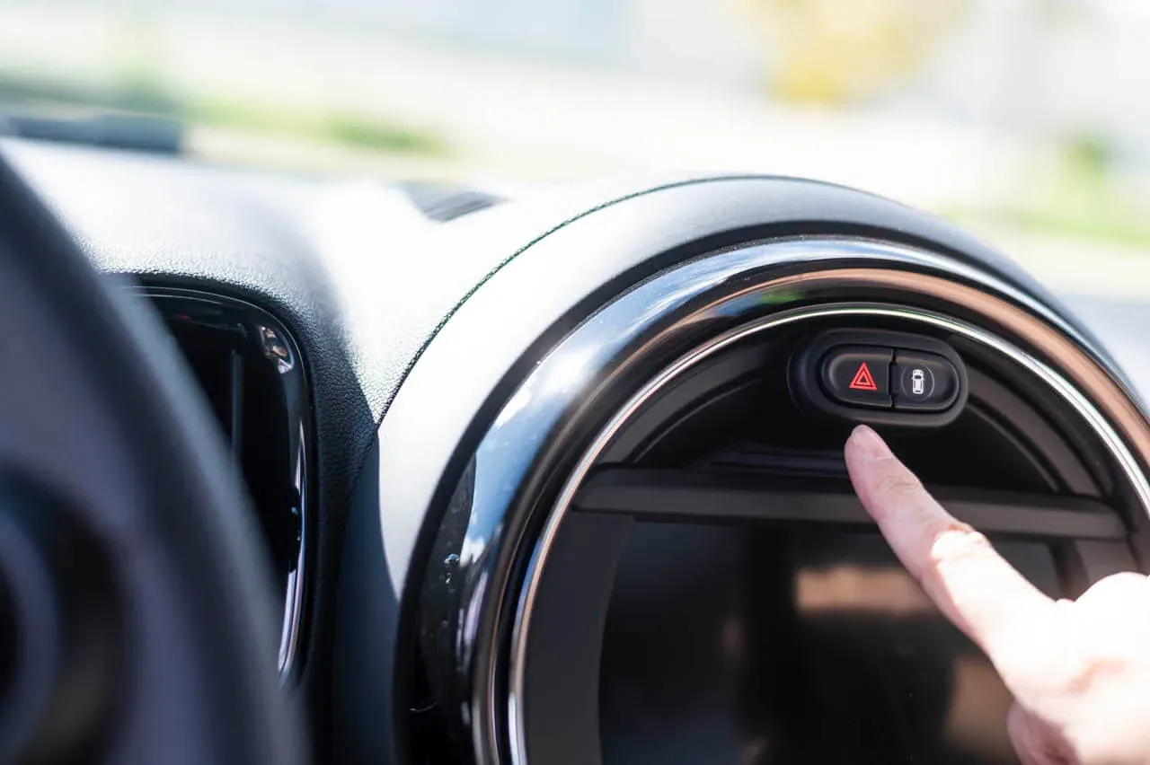 Las luces de emergencia del coche interior