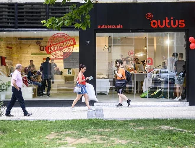 Nuestra autoescuela en el actur celebra su segundo aniversario