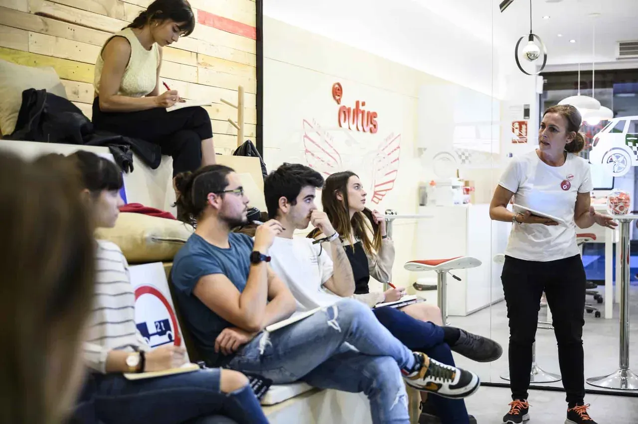 Nuestra primera autoescuela en Madrid aulas de gradas