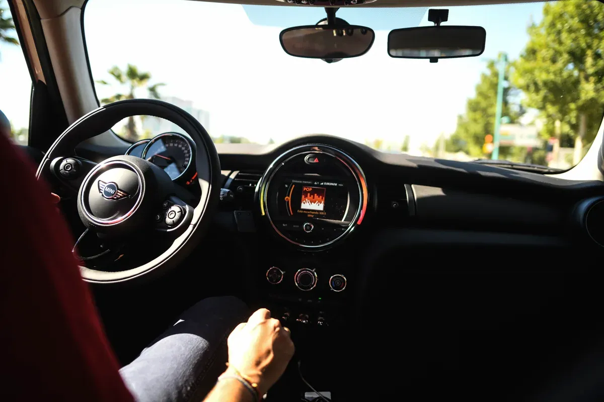 ¿Qué hacer si tu coche se queda averiado en carretera?