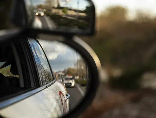 ¿Sabes cómo colocar bien los espejos del coche?