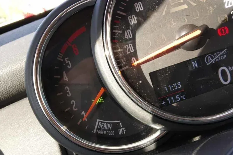 Tipos de luces en el coche y cómo utilizarlas