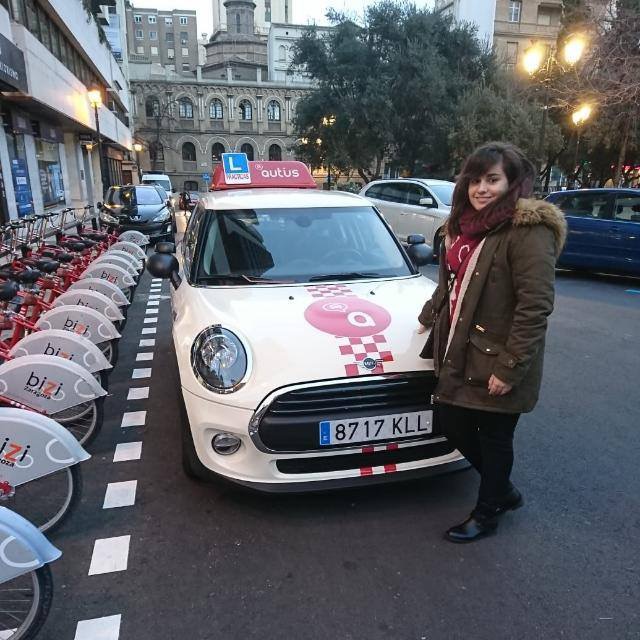 Delia, alumna de autius autoescuela en Zaragoza con uno de nuestros minis