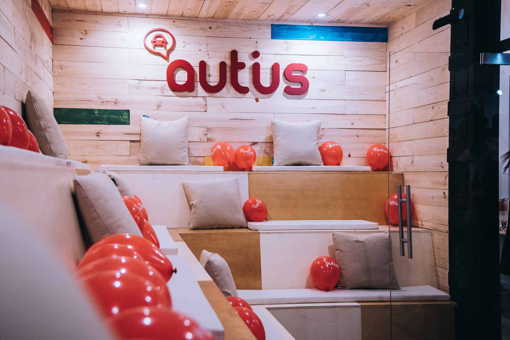 gradas decoradas inaguracion autius