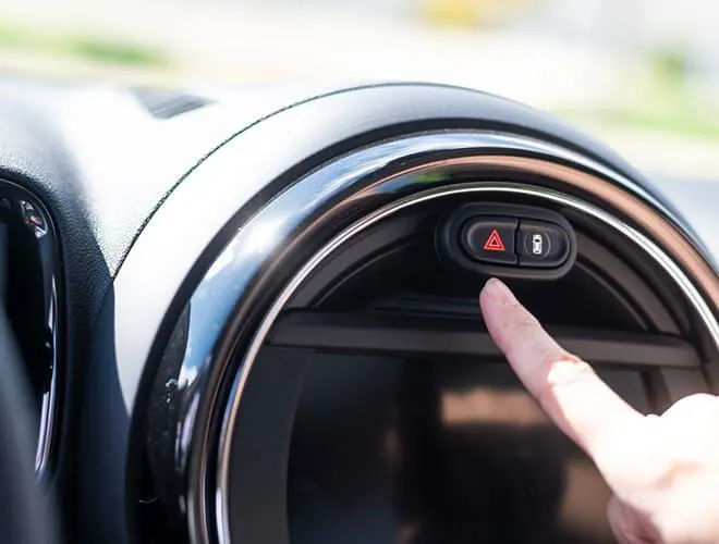 Los warning del coche cuándo hay que usarlos
